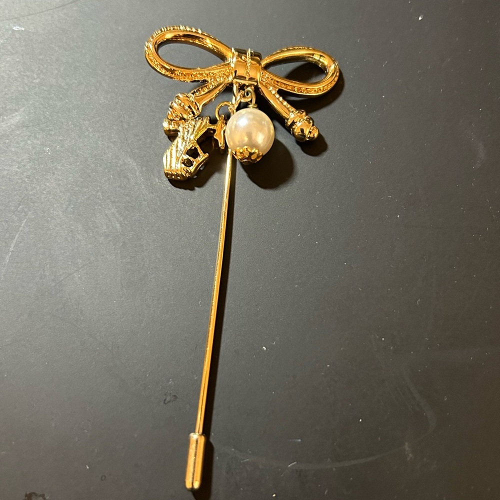 Salvatore Ferragamo Ribbon Pearl High Heel Stick Pin